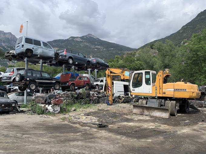 Aperçu des activités de la casse automobile LELIEVRE RECYCLAGE située à LA ROCHE-DE-RAME (05310)